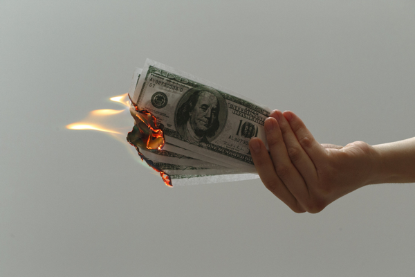 Money hand_QZTMMLUZOP.jpg.