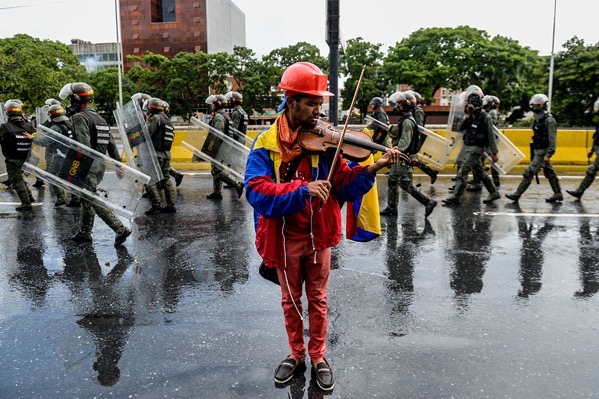 Venezuela_violinist_WEB HERO PHOTO_GettyImages 687944108.